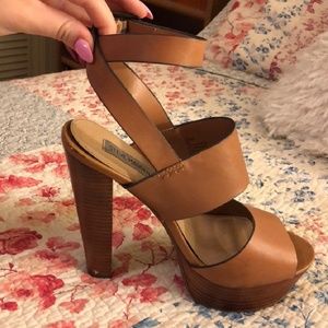 Beautiful Steve MaddenJust like new Sandal heel